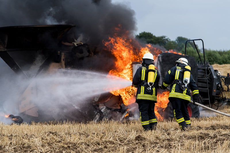 Feuerwehr im Löscheinsatz auf Stoppelfeld